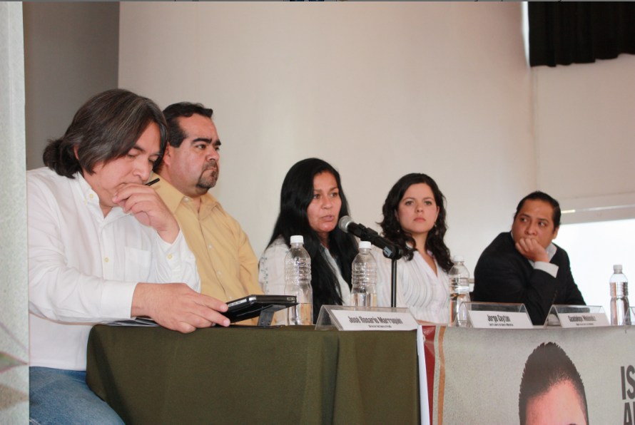 Conferencia de prensa sobre el caso de Israel en la Cd. de México. En el micrófono la madre de Israel, Guadalupe Meléndez