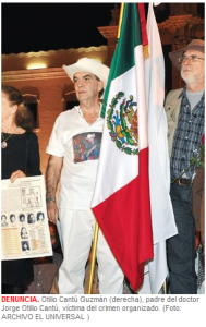 Padre de uno de los jóvenes del Tec, en imagen de El Universal con error en el pie de foto que atribuye el asesinato al crimen organizado.