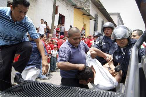 Joven detenido por manifestarse contra EPN en Córdoba, Veracruz / Foto: Fotover/Cuartoscuro.com