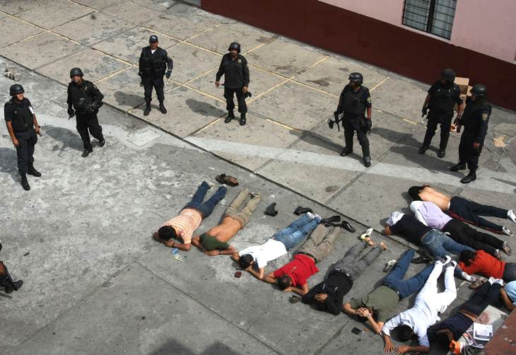 Policías detienen a estudiantes en Morelia / Foto: El Universal