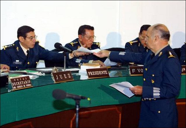 En imagen de La Jornada, el general Tomás Ángeles (quien presidió el consejo de guerra contra el general Francisco Quirós) recibe pruebas de descargo durante el juicio realizado en noviembre de 2002