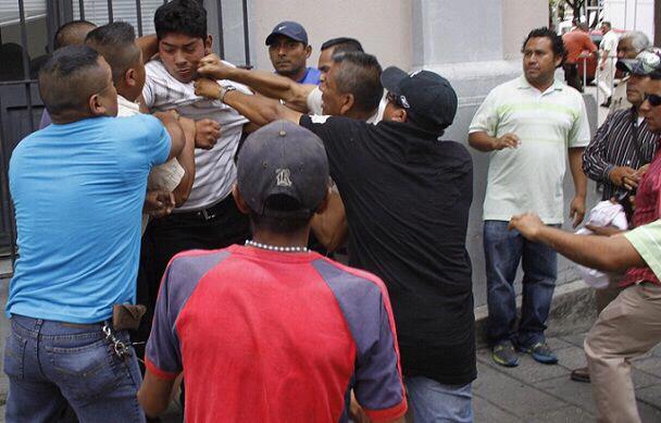 Agresión a manifestantes en Veracruz / Foto de Facebook