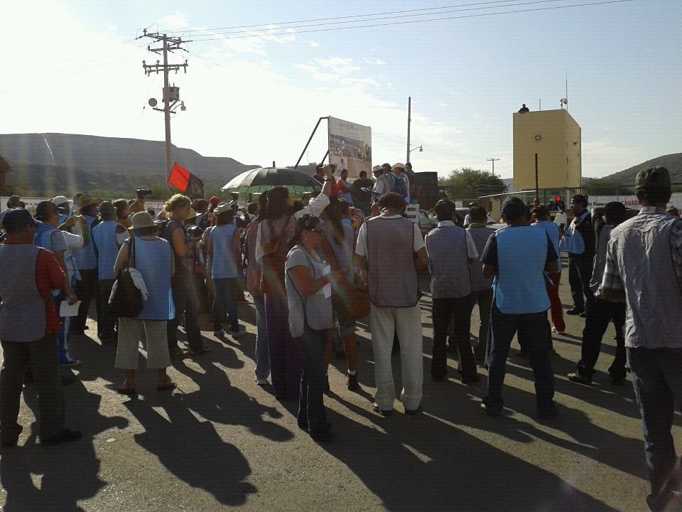Afuera de la Minera San Xavier, en SLP, llega la Caravana del TPP / Foto: MMJ