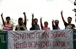 manifestantes frente al IFE/ Foto: Alejandro Meléndez
