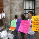 Jóvenes clausuran simbolicamente el Imjuve por considerar que las políticas que impulsa el organismo son oscurantistas/ Foto La Jornada