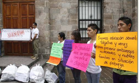 Jóvenes clausuran simbolicamente el Imjuve por considerar que las políticas que impulsa el organismo son oscurantistas/ Foto La Jornada