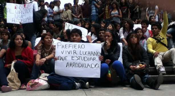 Estudiantes del CCH Naucalpan toman las instalaciones