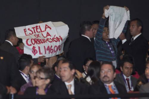 Con pancartas, los jóvenes señalaron a Calderón/ Foto: La Jornada