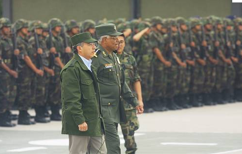 Calderón con efectivos militares/ Foto: Pulso Ciudadano