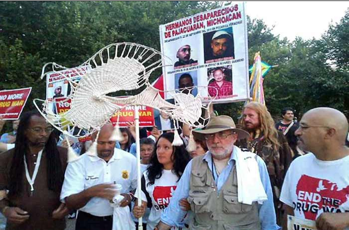 Manifestantes acompañan al Movimiento por la Paz con Justicia y Dignidad/ Foto: Reforma