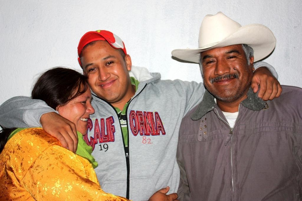 Hugo Sánchez con su familia/ Foto: Centro Prodh