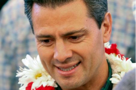 Defensa bilingüe a indígenas, ofrece Peña Nieto
