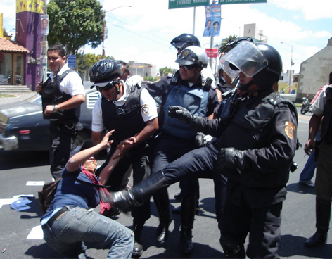 Policías golpean a ciudadanos el 1 de diciembre/ Foto/ Vanguardia