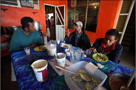 Reabren comedor para migrantes