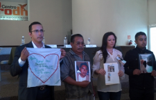 Familiares de desaparecidos antes de la conferencia...