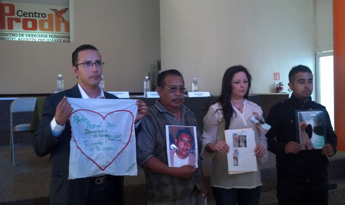 Familiares de desaparecidos antes de la conferencia...