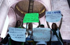 Manifestantes brasileños desde el Monumento a la Revolución/ Foto César Martínez