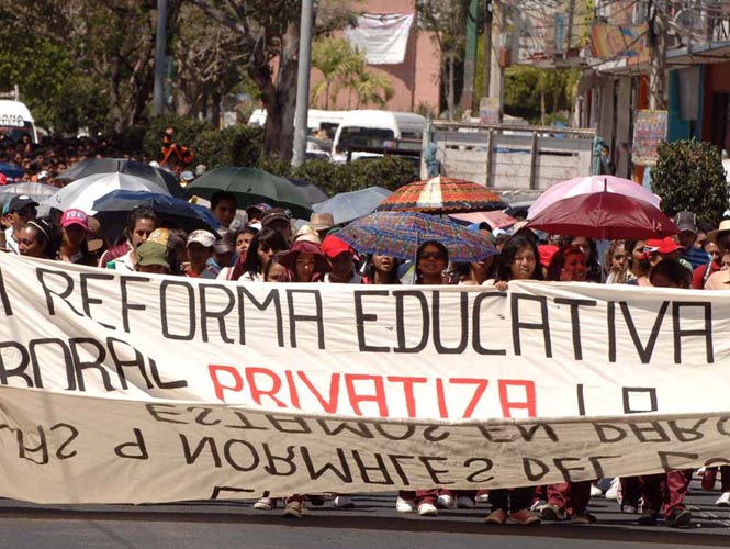 Maestras y maestros en manifestaciones contra la reforma educativa