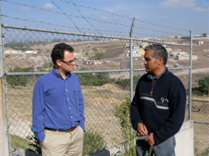Izquierda Carlos de la Torre, en su momento representante de la ONU-DH México, con Jorge Arzave