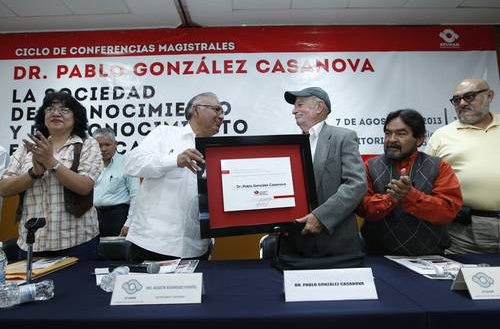 El Stunam realizó un homenaje sorpresa al ex rector Pablo González Casanova en Ciudad Universitaria/Foto: Carlos Cisneros