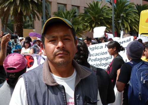 Fortunato Morales, quien participa en las protestas magisteriales en el DF, es bilingüe (mazateco-español) y licenciado en matemáticas/ Foto: Arturo Cano