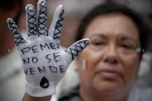 Miles marchan en contra de la privatización de Pemex. Foto: Xinhua / Alejandro Ayala