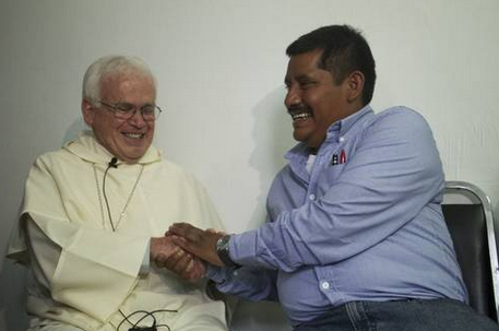 El obispo Raúl Vera López y Alberto Patishtán Gómez, ayer en el penal/Foto: Moysés Zúñiga Santiago