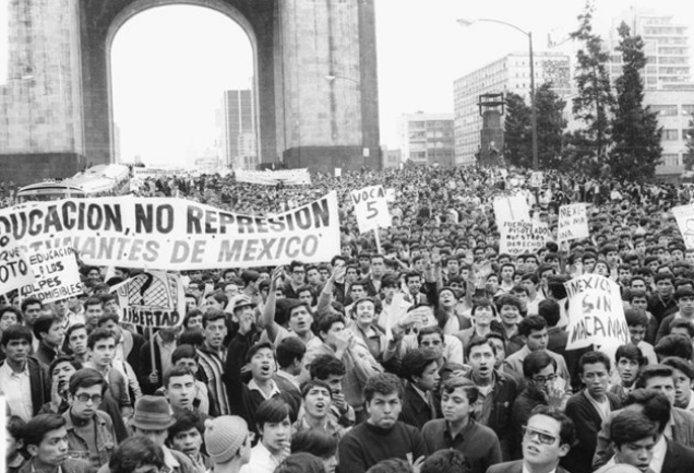 25 de julio de 1968. Manifestación de estudiantes en el Monumento a la Revolución.