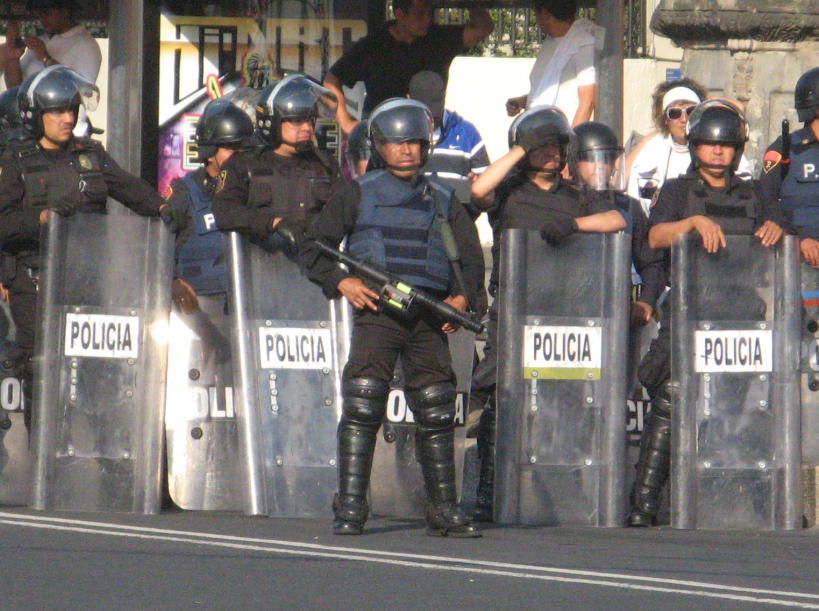Policías del GDF durante la marcha conmemorativa del 68