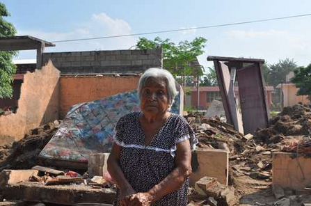 María de Jesús Robles Santamaría, de 86 años, frente a los escombros de su vivienda/Foto Rubicela Morelos