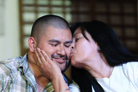 Isarel Arzate y su madre Guadalupe Meléndez, luego de ser liberado en 2013