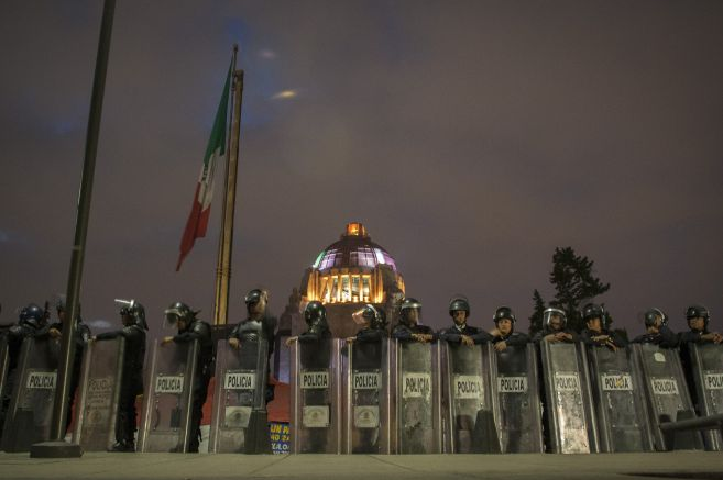 Luego del desalojo de la CNTE, policías del DF resguardan el Monumento a la Revolución