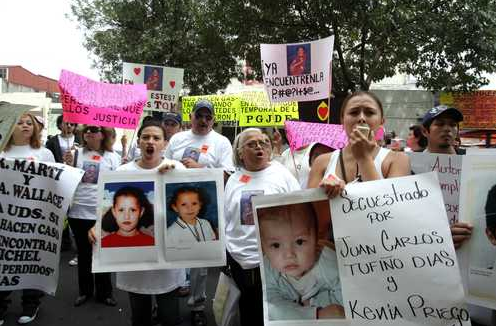 En 2009 familiares marcharon por Casitas del Sur en las instalaciones de la PGJDF | Foto: Alfredo Domínguez