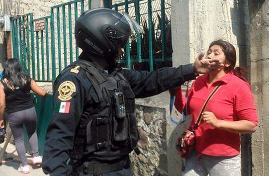 Un policía agrede a una mujer en San Bartolo Ameyalco.