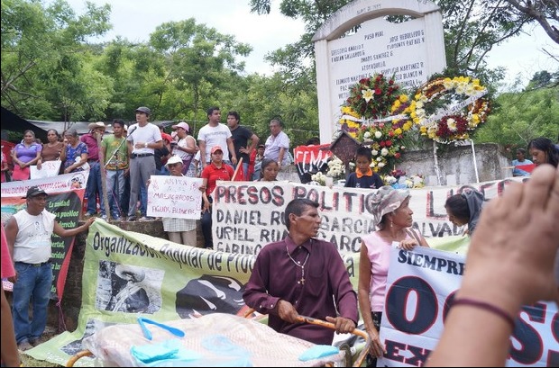 Habitantes del municipio de Coyuca marcharon en el 19 aniversario de la masacre de Aguas Blancas. La marcha concluyó en el vado en donde se encuentra la placa en memoria de los 17 campesinos asesinados en 1995 por policías estatales. | Foto: Cuartoscuro/Joel Hernández
