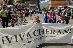 Habitantes de la comunidad purépecha de Cheran festejaron en abril pasado el tercer aniversario del levantamiento contra el crimen organizado. Foto: Víctor Camacho