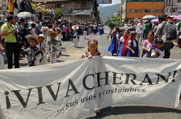 Habitantes de la comunidad purépecha de Cheran festejaron en abril pasado el tercer aniversario del levantamiento contra el crimen organizado. Foto: Víctor Camacho