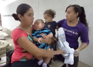 Marlen Mariela Vicente Recinas con su hijo Alexander, de tres meses, y Deslin Ninete Isales con su pequeño Eduardo, de un año siete meses | Foto Carlos Figueroa