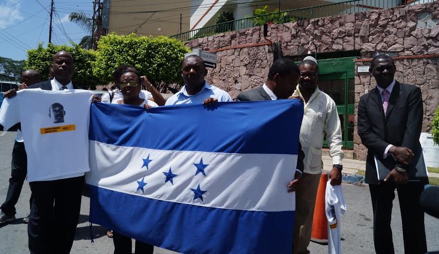 Manifestación en la embajada de México en Honduras | Foto: CPTRT