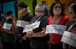 Protesta el Colectivo #SwitchOffMX frente al Senado contra el dictamen de las leyes secundarias en la reforma de telecomunicaciones | ©César Martínez López