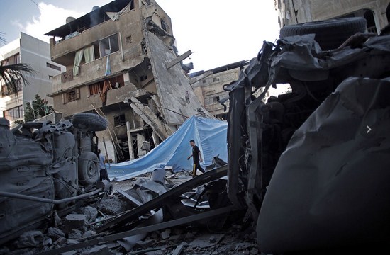 No cesan bombardeos contra civiles en Gaza. Foto: AP / Khalil Hamra