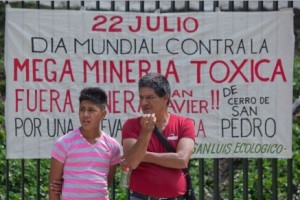 Una protesta en contra de las compañías mineras en el Senado.  Foto: Octavio Gómez