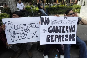 Dos personas se manifestaron en el zócalo de la ciudad con pancartas en contra de la ley bala y el gobierno estatal. //Mary Cortez/Agencia Enfoque//