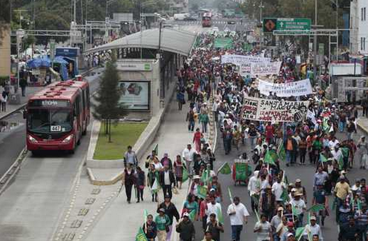 Trabajadores agrícolas de varios estados marchan sobre la avenida Cuauhtémoc rumbo a la Secretaría de Gobernación, ayerFoto José Antonio López