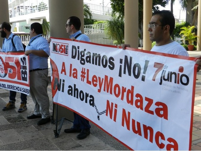 Periodistas, líderes sociales, fotógrafos, reporteros, empresarios y ciudadanos protestaron frente al Congreso de Sinaloa contra la ley mordaza | Foto Javier Valdez