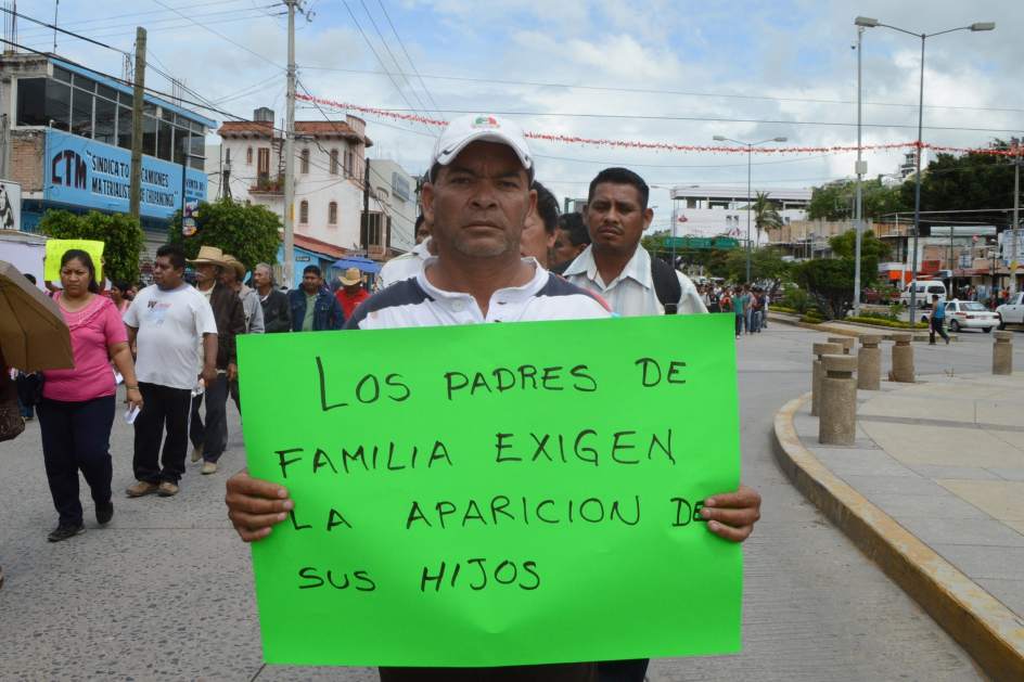 Padres de familia y estudiantes exigen localización de normalistas desaprecidos | Foto: Lenin Ocampo Torres/EFE