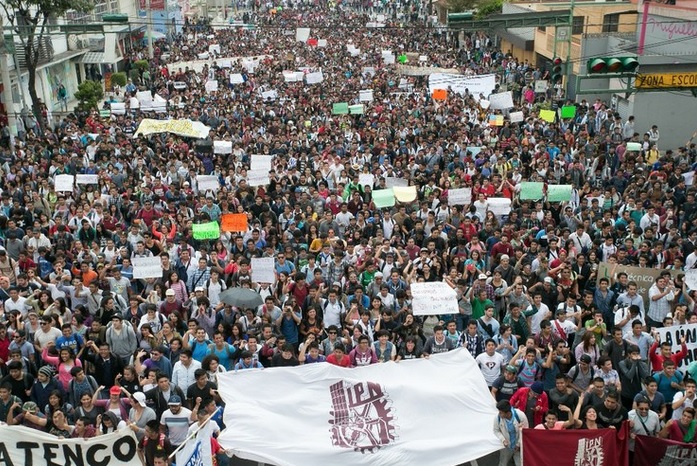Miles de estudiantes protestan contra nuevo reglamento del IPN |Foto: Pablo Ramos, La Jornada