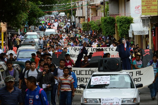 El contingente de miles de estudiantes de la Normal de Ayotzinapa, alumnos de diferentes delegaciones campesinas, padres familia y maestros de la Ceteg, marchó para exigir, la presentación de más de 50 estudiantes desaparecidos | Foto: Lenin Ocampo