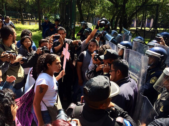 Decenas de mujeres marcharon de la Estela de Luz a Los Pinos |  Foto: Twitter vía @prodymil