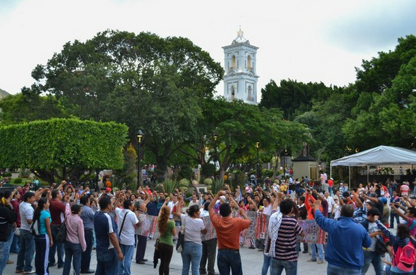 Manifestación de habitantes del municipio de Iguala, Guerrero, en contra de los hechos violentos registrados el viernes por la noche contra estudiantes de Ayotzinapa. Foto Cuartoscuro